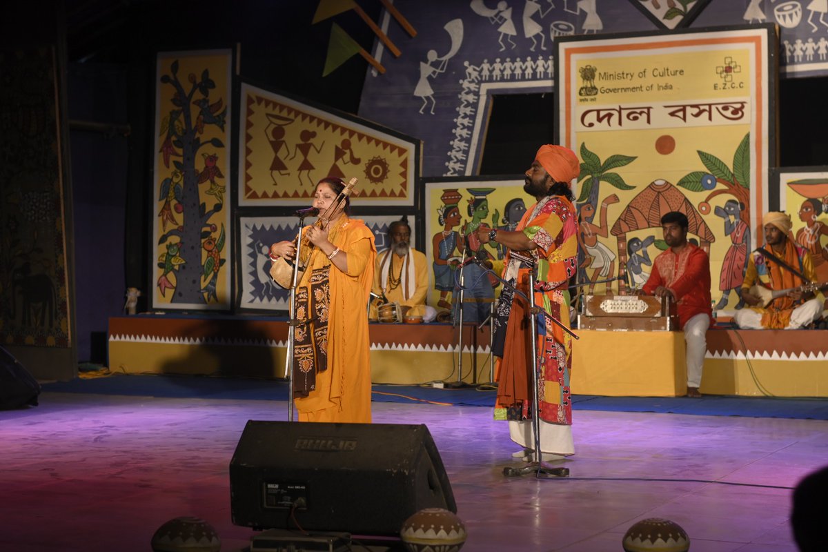 ezcckolkata's tweet photo. Eastern Zonal Cultural Centre, Kolkata Ministry of Culture, Government of India presents Dol Basanta 3 Day extravaganza of poetry, dance, and music from 2 - 4, March, 2026 at Srijani Shilpagram, Santiniketan.
The colourful essence of Dol Basanta, rich in cultural amalgamation, vibrantly welcomed spring.
Highlights from the Baul Fakir Sandhya.
#CultureUnitesAll
@MinOfCultureGoI  @AmritMahotsav @gssjodhpur @Rao_InderjitS