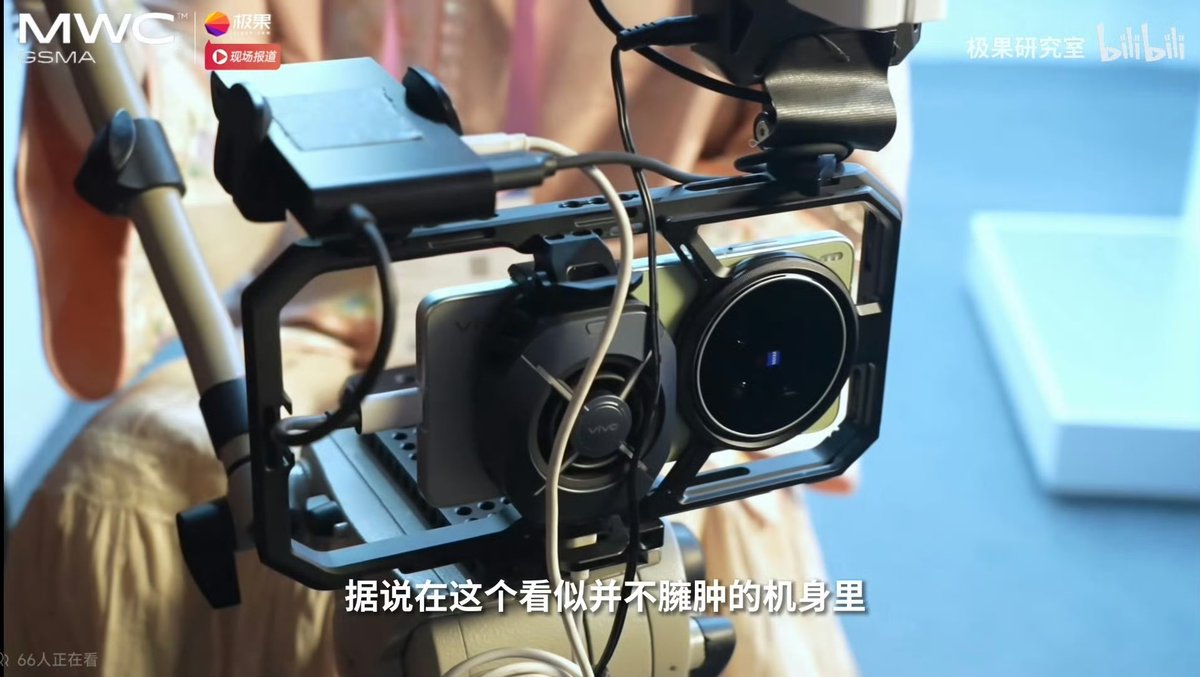 jan_agrs's tweet image. The vivo X300 Ultra’s camera bump is so extremely THICK!

New live photos from Weibo show the vivo X300 Ultra in a camera rig, giving us a first look at the design of vivo’s next ultra-flagship.
#vivo #zeiss #x300ultra