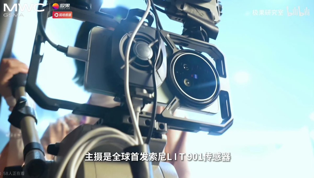 jan_agrs's tweet image. The vivo X300 Ultra’s camera bump is so extremely THICK!

New live photos from Weibo show the vivo X300 Ultra in a camera rig, giving us a first look at the design of vivo’s next ultra-flagship.
#vivo #zeiss #x300ultra