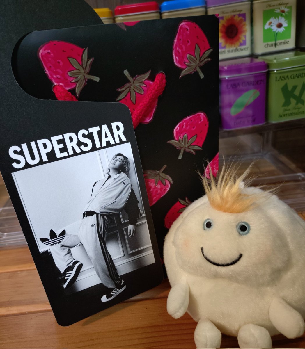 ﾌﾌﾌｯ..友達が送ってくれた。並んで
まで貰ってくれたとか申し訳ない！
ちなみに巨大ﾌｫﾄｽﾎﾟｯﾄを見た感想は
｢藤井風やばい！かっこいい！！！｣
若干興奮気味に言うておりましたw