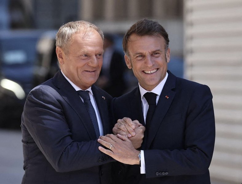 Trump mówi, że Europa powinna radzić sobie sama i nie polegać na wojsku Stanów Zjednoczonych. 

Macron proponuje Polsce objęcie jej francuskim parasolem nuklearnym.

A co słyszymy z kancelarii Nawrockiego? Ano słychać, że nie powinniśmy przyjmować tej propozycji, ponieważ Francji