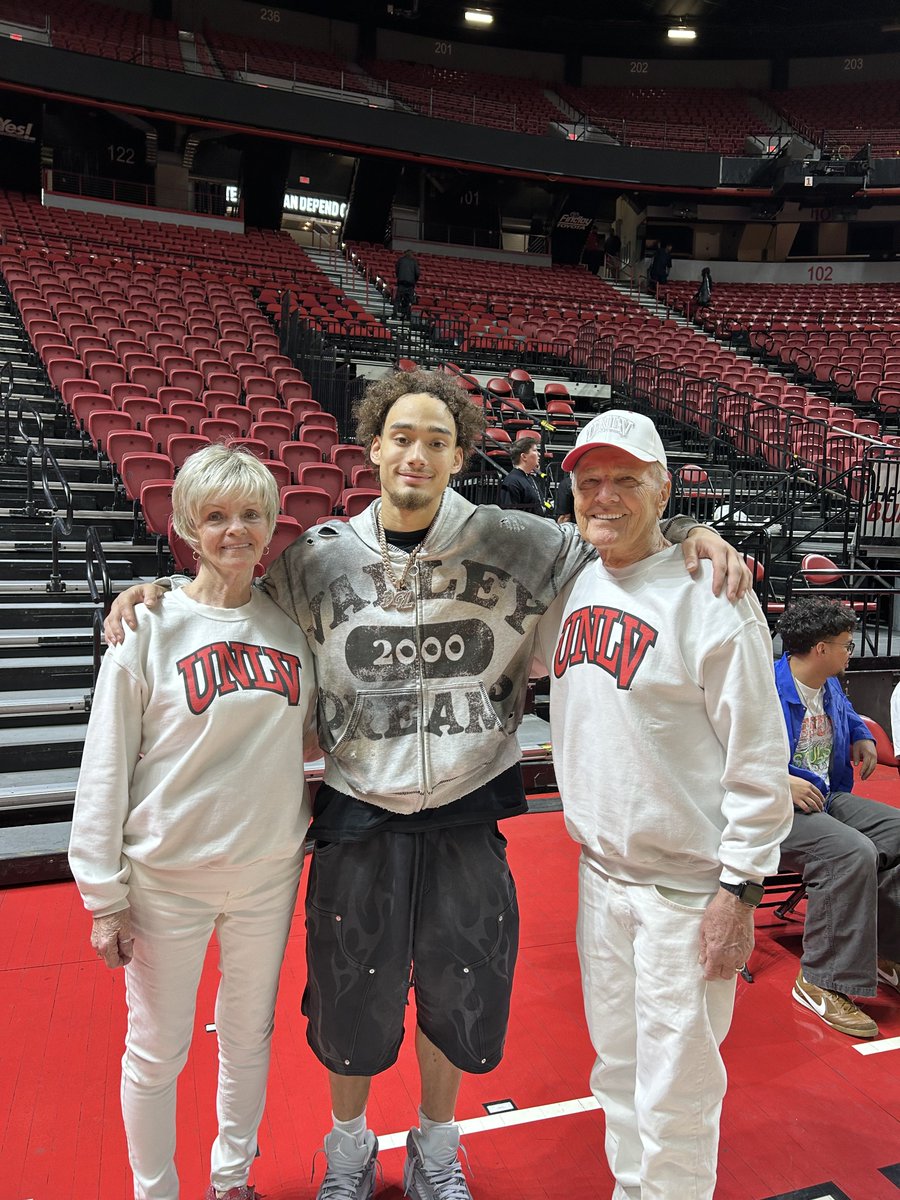 DennyKevish's tweet photo. Had to get another picture with the superstar 🏀 https://t.co/dznwPl2Ti6