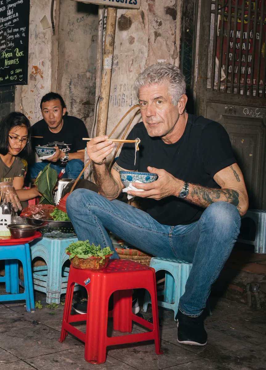 Dijo una vez Anthony Bourdain: “Viajar no te hace mejor persona por arte de magia, pero te da la oportunidad de serlo. Cada plato que probé, cada calle que caminé, cada cultura que toqué, me enseñó que la vida no se trata de estar cómodo, sino de aprender a disfrutar la