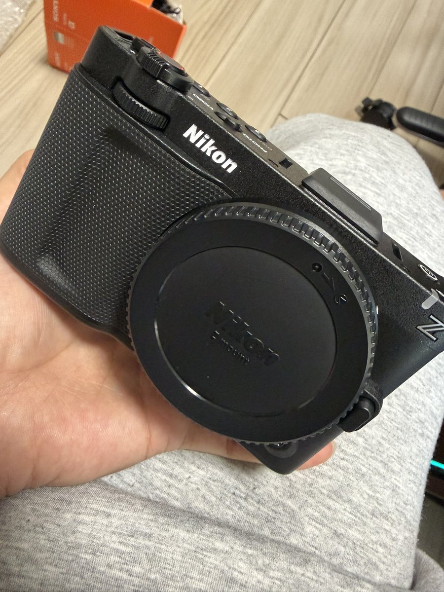 これ初めて仕入れたけど、、、

Nikon ZR

なかなかイカついw
19万で仕入れたけど、売値25万前後よなって感じ。

まだ発売から数ヶ月しか経ってないから、確実にここで売れるってのは読み切れんかったけど、まあ負けはない。