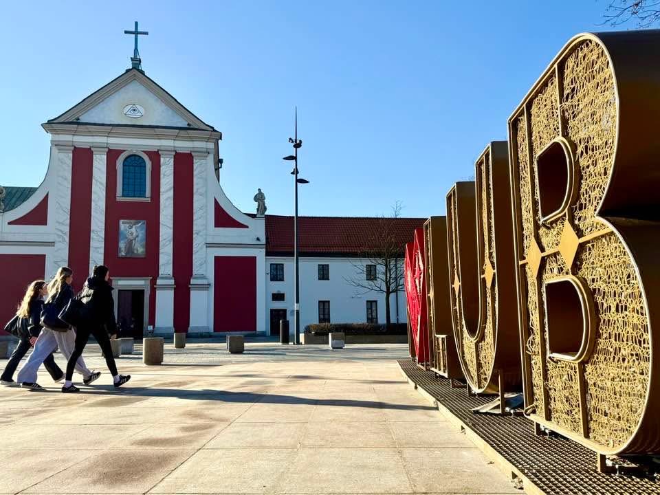 Miasto_Lublin's tweet photo. Dzień dobry, #Lublin 😎 #Sroda w naszym mieście zapowiada się wyjątkowo słonecznie ☀️ Życzymy Wam dobrego dnia, pełnego energii i uśmiechu 💛
#DzienDobry #PlacLitewski https://t.co/Qq6mfrDxKC