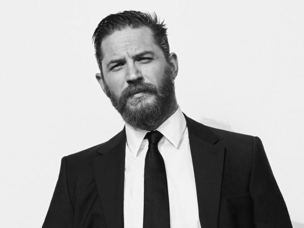 Dijo una vez Tom Hardy: “Si te preocupas demasiado por lo que piensan los demás, terminas viviendo una vida que no es la tuya. A veces, estar solo es mejor que rodearte de gente que no te entiende. No tengas miedo de cambiar, de decir no, de alejarte de lo que no te hace bien. La
