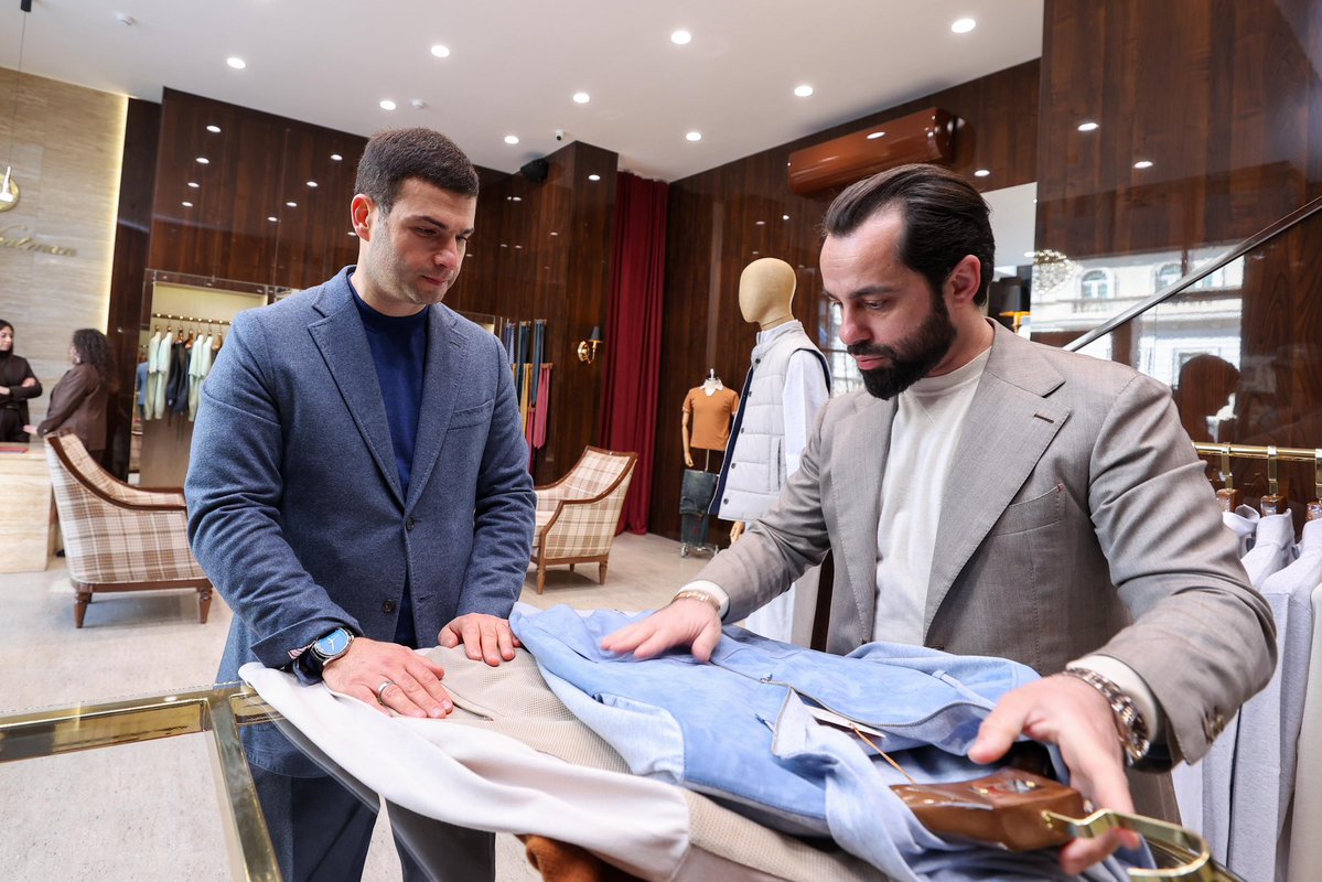 MammadovOrkh's tweet image. #KOBİA-nın dəstəyi ilə 'Mr Neatman' atelyesi yeni ünvanda – Ağ şəhərdə fəaliyyətə başlayıb. Bu, daha böyük istehsal imkanları və yeni iş yerləri deməkdir. Atelyeni ilk ziyarət edənlərdən olduq. Kiçik və orta biznesin inkişafına göstərilən dəstəyimiz davamlı olacaq. 💼🧵🫱🏼‍🫲🏾