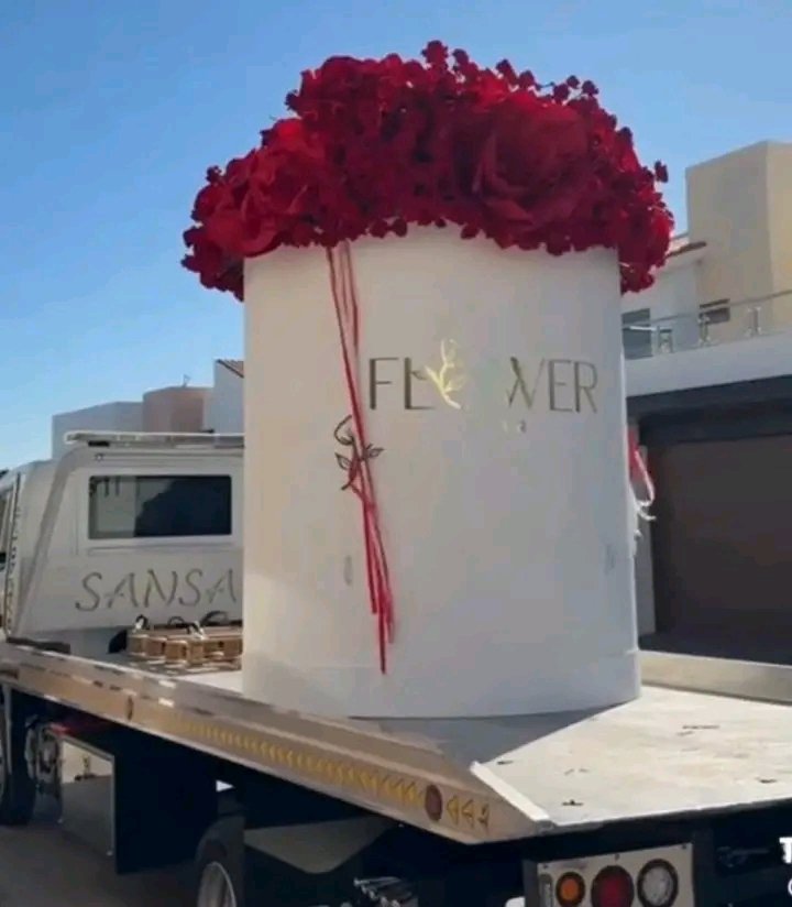 🔥🇲🇽 Dimos con la afortunada hermosa mujer a la que le enviaron el súper mega ramo de más de mil rosas rojas y 3 metros de altura que se hizo viral en #