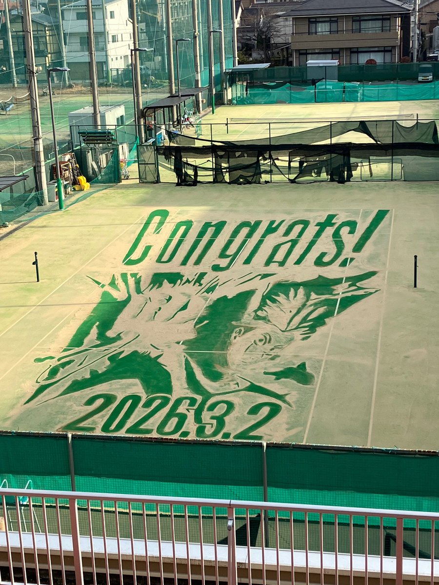 ayahakoukou's tweet photo. 大変遅くなりました。卒業式恒例、ソフトテニス部のサンドアートでございます。 https://t.co/4VwFO5SNTG