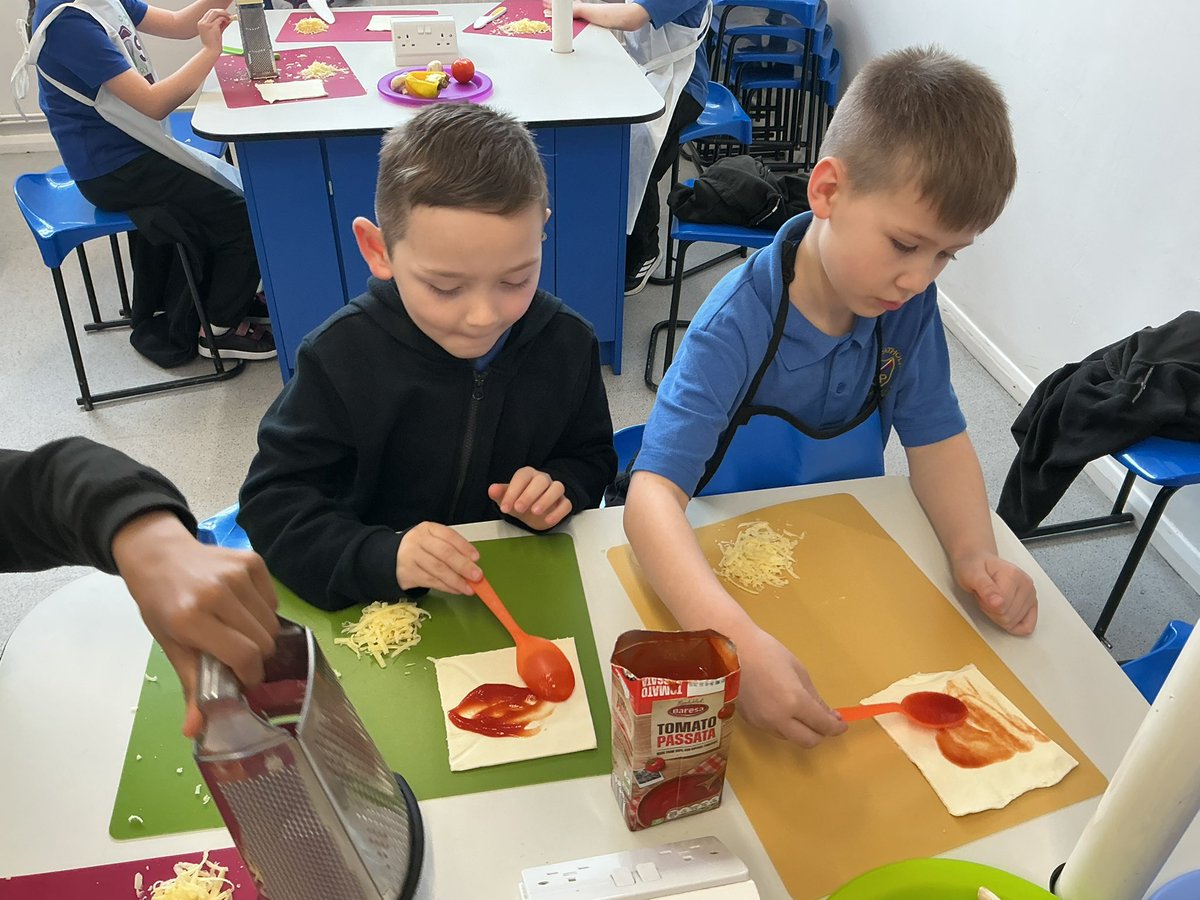 AbbeyPrimary's tweet image. #y3 are starting to create their pizzas by spreading on the tomato passata to their base #foodtechnology