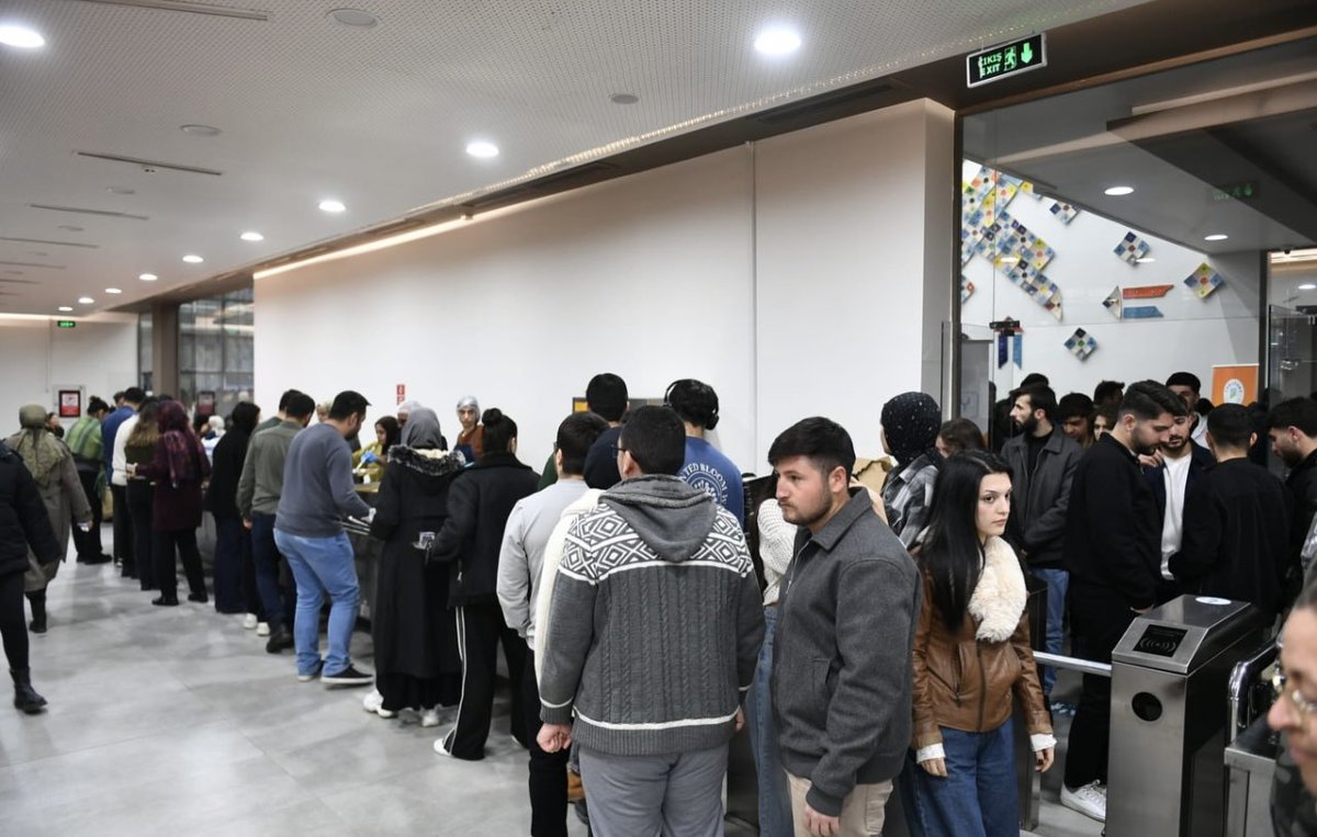 daimfed's tweet photo. Malatya Şubemizden Anlamlı İftar Buluşması

📌DAİMFED Malatya Şubesi ile Yeşilyurt Belediyesi iş birliğinde, İnönü Üniversitesi Yaşam Merkezi Yemekhanesi’nde iftar programı gerçekleştirildi. Programda gençler ve hasta yakınları aynı sofrada buluştu.

🔹Ramazan ayının manevi atmosferinin paylaşıldığı buluşmada dayanışma, birlik ve beraberlik vurgusu ön plana çıktı. Aynı sofrada edilen dualar ve kurulan gönül köprüleri, paylaşmanın ve birlikte olmanın değerini bir kez daha ortaya koydu.

✅Gerçekleştirilen bu anlamlı program, sivil toplum ile yerel yönetim iş birliğinin toplumsal dayanışmaya sağladığı katkıyı gözler önüne sererken; Malatya Şubemizin sosyal sorumluluk anlayışını ve sahadaki aktif çalışmalarını da bir kez daha ortaya koydu.