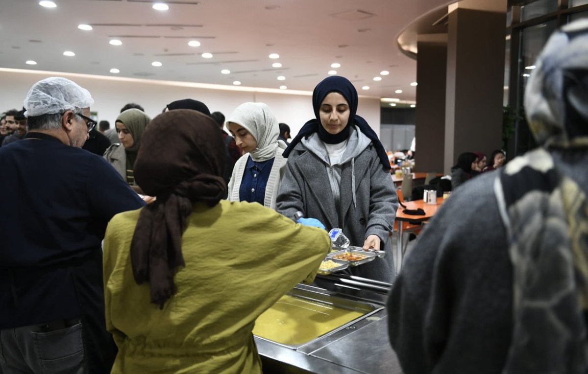 daimfed's tweet photo. Malatya Şubemizden Anlamlı İftar Buluşması

📌DAİMFED Malatya Şubesi ile Yeşilyurt Belediyesi iş birliğinde, İnönü Üniversitesi Yaşam Merkezi Yemekhanesi’nde iftar programı gerçekleştirildi. Programda gençler ve hasta yakınları aynı sofrada buluştu.

🔹Ramazan ayının manevi atmosferinin paylaşıldığı buluşmada dayanışma, birlik ve beraberlik vurgusu ön plana çıktı. Aynı sofrada edilen dualar ve kurulan gönül köprüleri, paylaşmanın ve birlikte olmanın değerini bir kez daha ortaya koydu.

✅Gerçekleştirilen bu anlamlı program, sivil toplum ile yerel yönetim iş birliğinin toplumsal dayanışmaya sağladığı katkıyı gözler önüne sererken; Malatya Şubemizin sosyal sorumluluk anlayışını ve sahadaki aktif çalışmalarını da bir kez daha ortaya koydu.