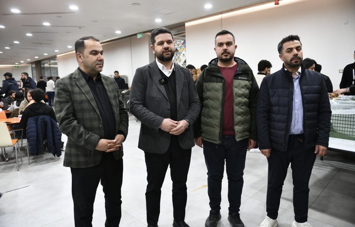 daimfed's tweet photo. Malatya Şubemizden Anlamlı İftar Buluşması

📌DAİMFED Malatya Şubesi ile Yeşilyurt Belediyesi iş birliğinde, İnönü Üniversitesi Yaşam Merkezi Yemekhanesi’nde iftar programı gerçekleştirildi. Programda gençler ve hasta yakınları aynı sofrada buluştu.

🔹Ramazan ayının manevi atmosferinin paylaşıldığı buluşmada dayanışma, birlik ve beraberlik vurgusu ön plana çıktı. Aynı sofrada edilen dualar ve kurulan gönül köprüleri, paylaşmanın ve birlikte olmanın değerini bir kez daha ortaya koydu.

✅Gerçekleştirilen bu anlamlı program, sivil toplum ile yerel yönetim iş birliğinin toplumsal dayanışmaya sağladığı katkıyı gözler önüne sererken; Malatya Şubemizin sosyal sorumluluk anlayışını ve sahadaki aktif çalışmalarını da bir kez daha ortaya koydu.