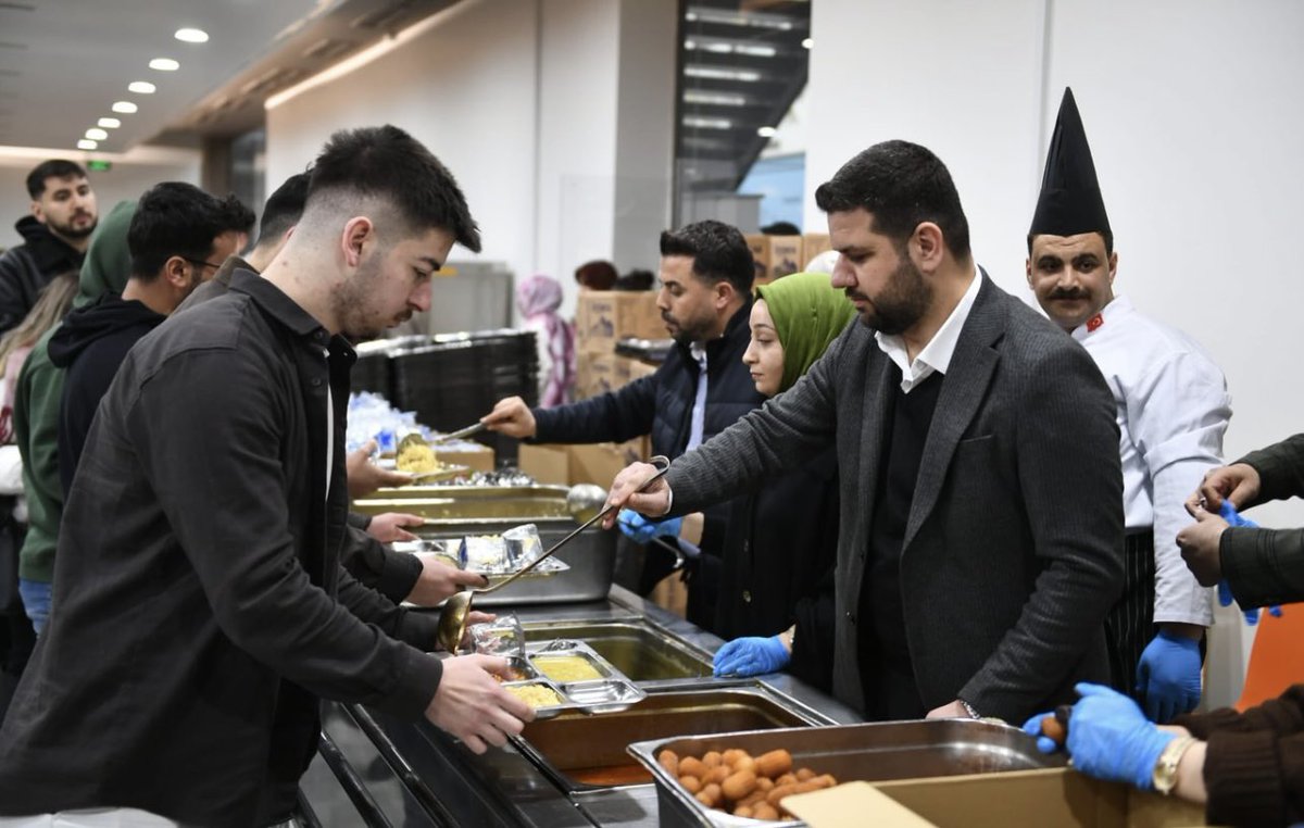 daimfed's tweet photo. Malatya Şubemizden Anlamlı İftar Buluşması

📌DAİMFED Malatya Şubesi ile Yeşilyurt Belediyesi iş birliğinde, İnönü Üniversitesi Yaşam Merkezi Yemekhanesi’nde iftar programı gerçekleştirildi. Programda gençler ve hasta yakınları aynı sofrada buluştu.

🔹Ramazan ayının manevi atmosferinin paylaşıldığı buluşmada dayanışma, birlik ve beraberlik vurgusu ön plana çıktı. Aynı sofrada edilen dualar ve kurulan gönül köprüleri, paylaşmanın ve birlikte olmanın değerini bir kez daha ortaya koydu.

✅Gerçekleştirilen bu anlamlı program, sivil toplum ile yerel yönetim iş birliğinin toplumsal dayanışmaya sağladığı katkıyı gözler önüne sererken; Malatya Şubemizin sosyal sorumluluk anlayışını ve sahadaki aktif çalışmalarını da bir kez daha ortaya koydu.