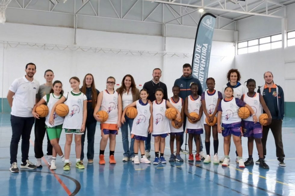 El programa impulsado por la <a href="/FCBaloncesto/">Federación Canaria de Baloncesto</a> continúa su expansión y celebró el pasado domingo 1 de marzo de 2026 una nueva jornada en la isla de Fuerteventura, concretamente en el Pabellón Polideportivo Insular de Fabelo, en Puerto del Rosario

fcbaloncesto.es/encestando-fut…