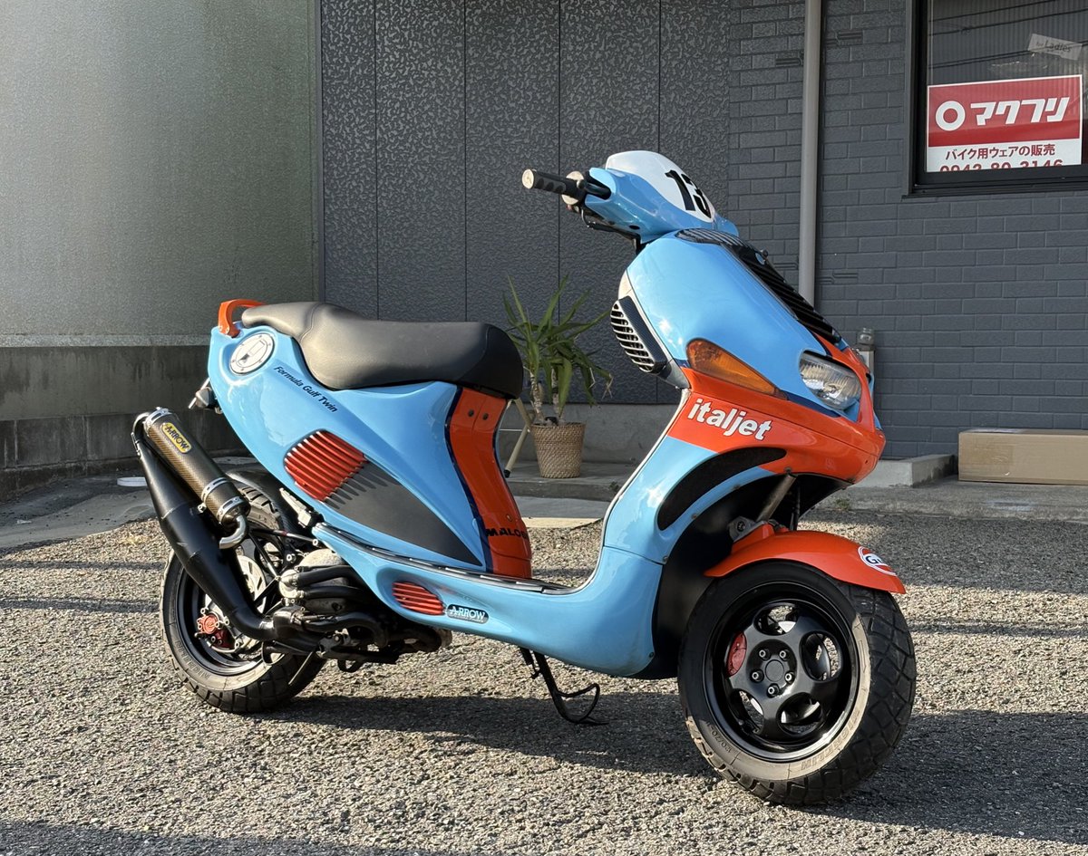 バイク屋さんの社長が「派手な方がいいやろ？」と持ってきてくれました