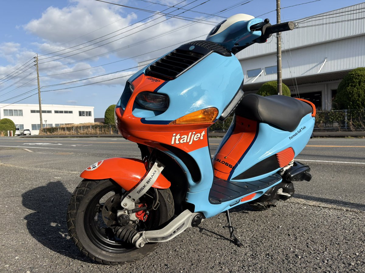 バイク屋さんの社長が「派手な方がいいやろ?」と持ってきてくれました バイク屋さんの社長が「派手な方がいいやろ?」と持ってきてくれました