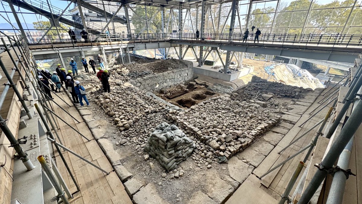 yoshi_nara's tweet photo. 熊本城の宇土櫓が建っていた櫓台の現状。建築としての櫓は、全解体して部材を倉庫に保管中。そして重要文化財宇土櫓を、再びこの櫓台石垣の上に戻してよみがえらせるために、熊本城調査研究センターが、必要な調査と分析、評価を進めています。 https://t.co/jhG550sVLF
