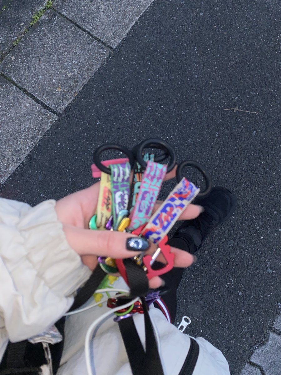 kmh75_crew's tweet photo. あと少しで会場着！
バッグにジャラジャラ付いている https://t.co/cEHfYVm7km
