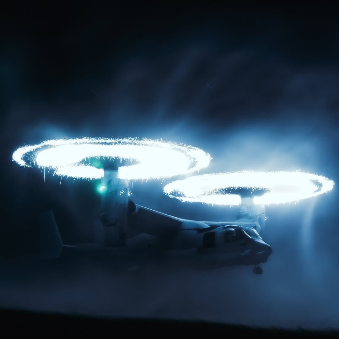 xAviation's tweet photo. When helicopters land in desert zones, sand grains strike the fast-spinning metal blades, creating a ring of white-hot sparks around the rotor. Called the Kopp-Etchells effect, it's often seen during night operations.

📸: Camden Thrasher https://t.co/i6QZpQjstI