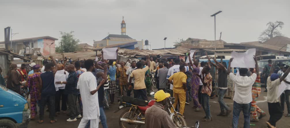 honourable_fm's tweet photo. Thousands of Osogbo residents hit the street in protest for improve power supply. https://t.co/yC2MgAn7hZ