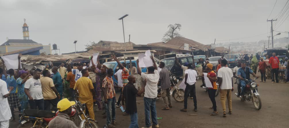 honourable_fm's tweet photo. Thousands of Osogbo residents hit the street in protest for improve power supply. https://t.co/yC2MgAn7hZ