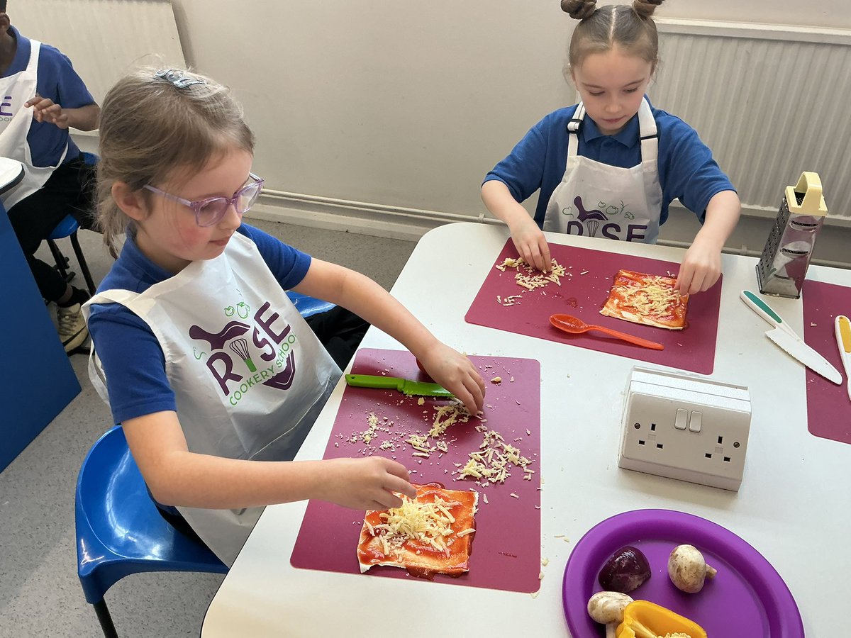 AbbeyPrimary's tweet image. #y3 after prepping all our toppings it is time to assemble our pizzas and get them ready for the oven #foodtechnology