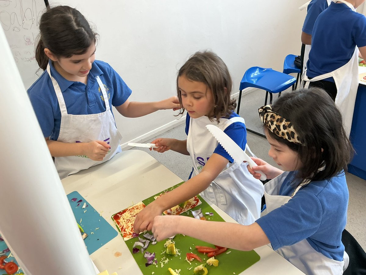 AbbeyPrimary's tweet image. #y3 after prepping all our toppings it is time to assemble our pizzas and get them ready for the oven #foodtechnology