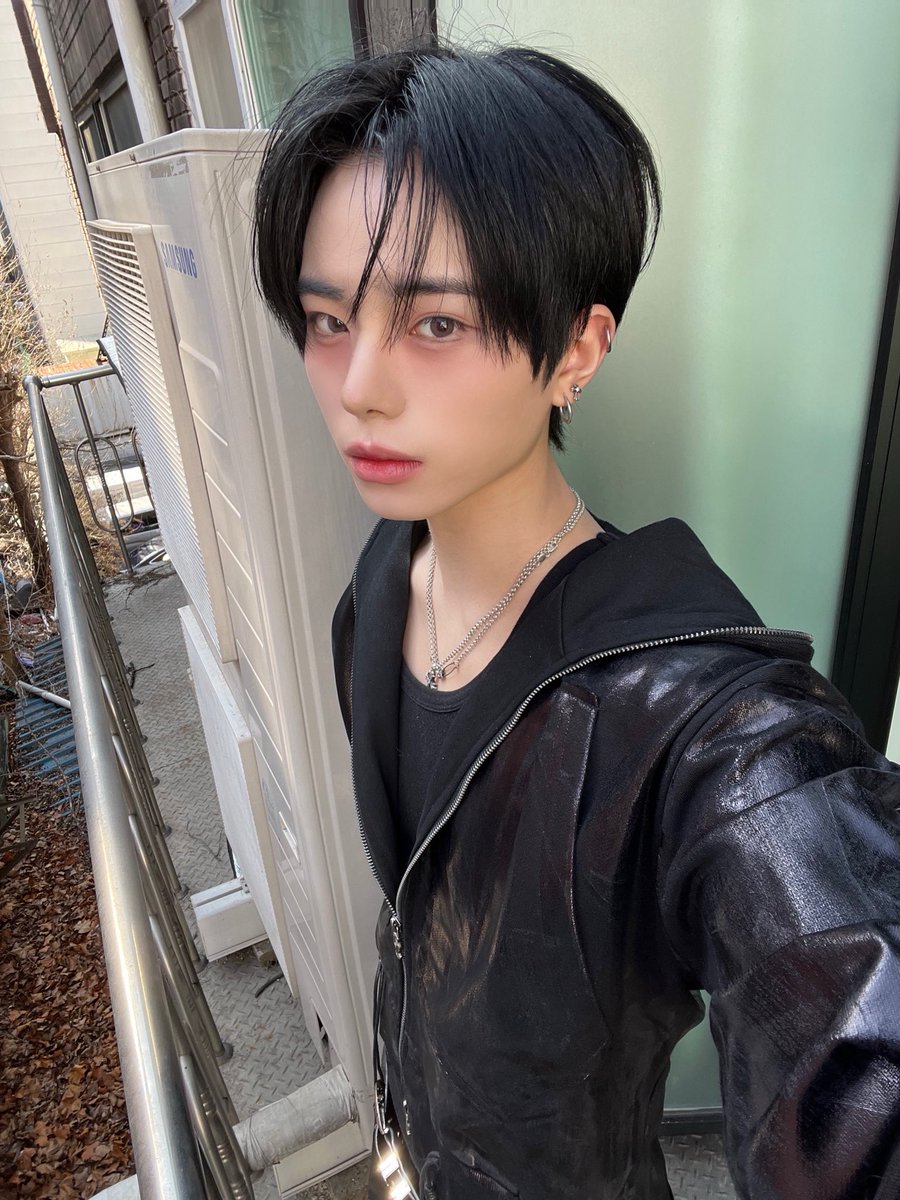 Wuxmav's tweet photo. 무료 서비스는 가오꽉꽉멋진고양이면서
유료 서비스에 자기 여자들을 위한 애교♡볼빵빵♡ 인거 언제 안조음.. https://t.co/6S92Qnwiaz