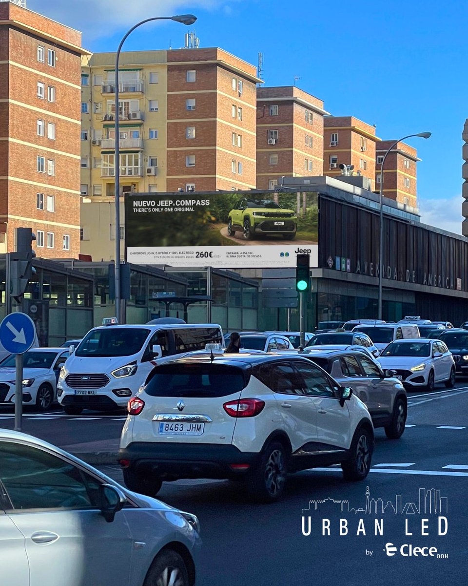 CleceOOH's tweet photo. 👁️ Cientos de vehículos a tu alrededor, pero solo tienes ojos para el nuevo Jeep Compass.

👉🏼 Es el efecto de nuestras tres pantallas publicitarias Urban Led en Avenida de América. Una ubicación estratégica para llegar a millones de conductores a la semana que entran en Madrid desde el Aeropuerto e IFEMA.

👌🏼 Gran formato, 4K, altísimo tráfico y a la altura de la vista: una combinación ganadora.

#PublicidadExterior #DondeSeMueveMadrid #OOH #DOOH #Madrid