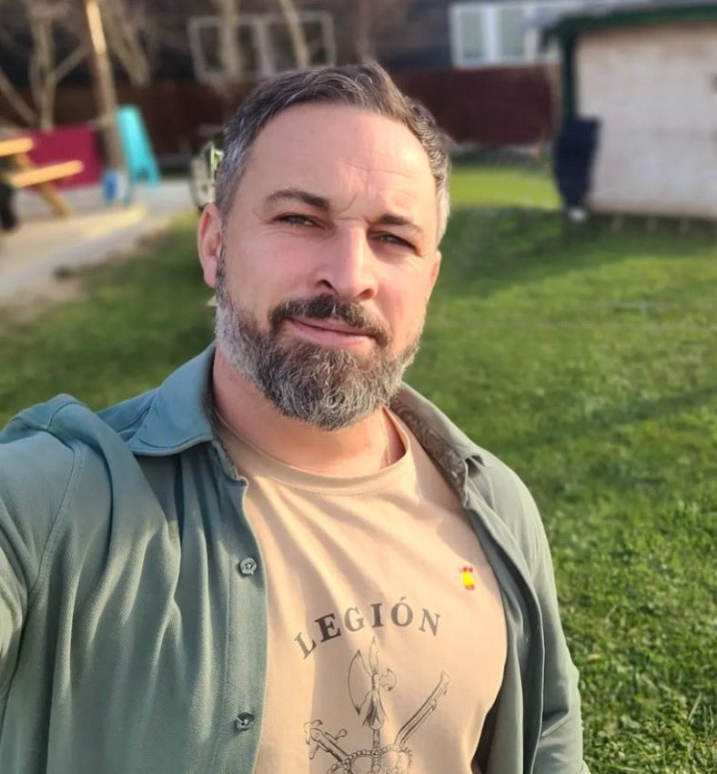 <a href="/Santi_ABASCAL/">Santiago Abascal 🇪🇸</a> es un analfabeto político, su discurso es el mismo que un borracho de Bar.. Si le quitas el insulto y las amenazas se queda en un trozo de carne con dos patas..
El Talibán Español.
