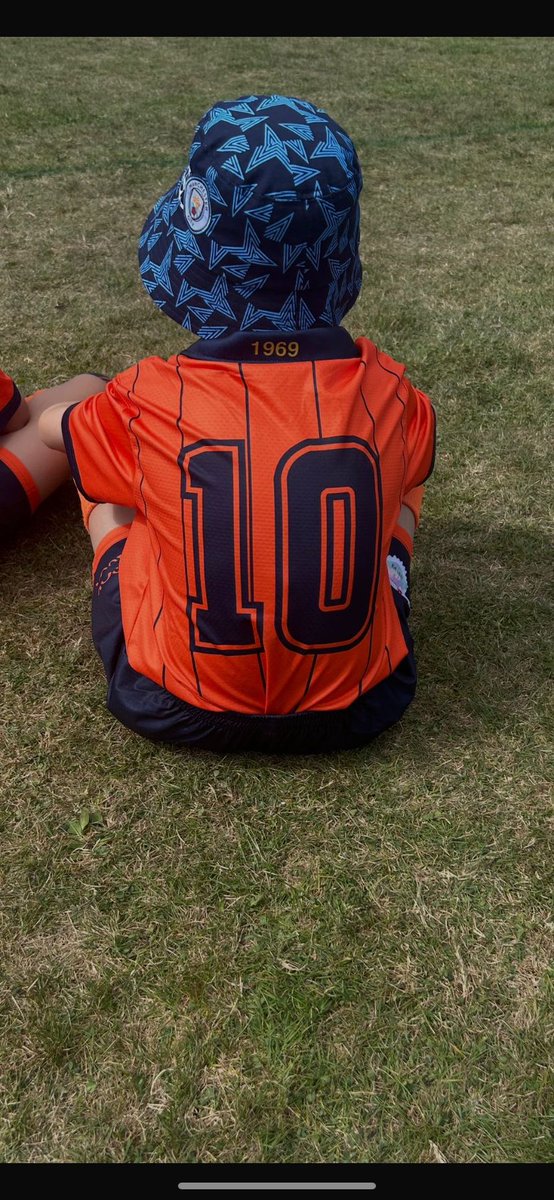 FairmuirGirls's tweet photo. It is with the heaviest of hearts we can share the passing of one of our 2015 born boys club Players Charlie Melville after a short illness. 

Everyone connected with the girls club send our deepest condolences to the family. 

Rest easy Charlie 💙🧡💙🧡 https://t.co/5YBN59XwzH