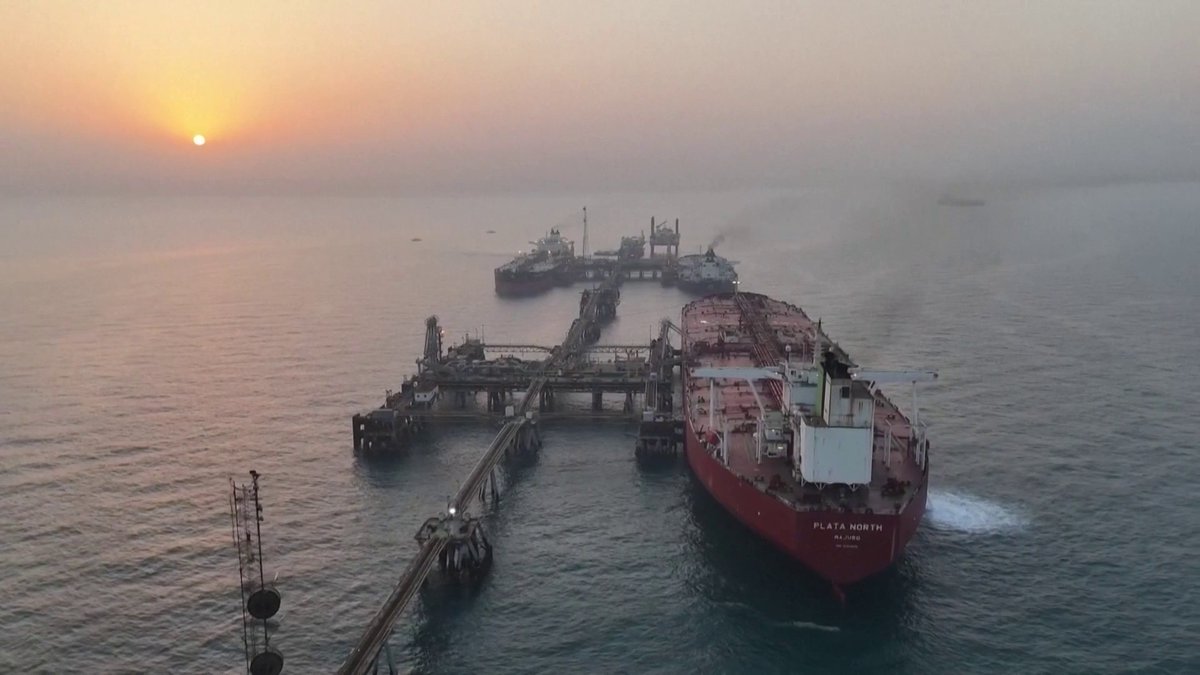 بلومبيرغ: العراق بدأ بخفض إنتاجه النفطي نتيجة إغلاق مضيق هرمز نبض السوق _Business 