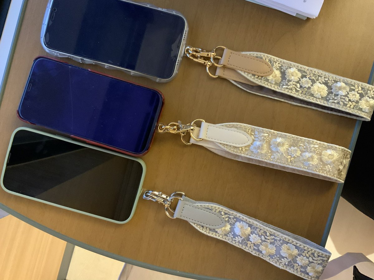 ストラップかわよーー！🩶🤍🤎母と妹とお揃いw仲良しかよww