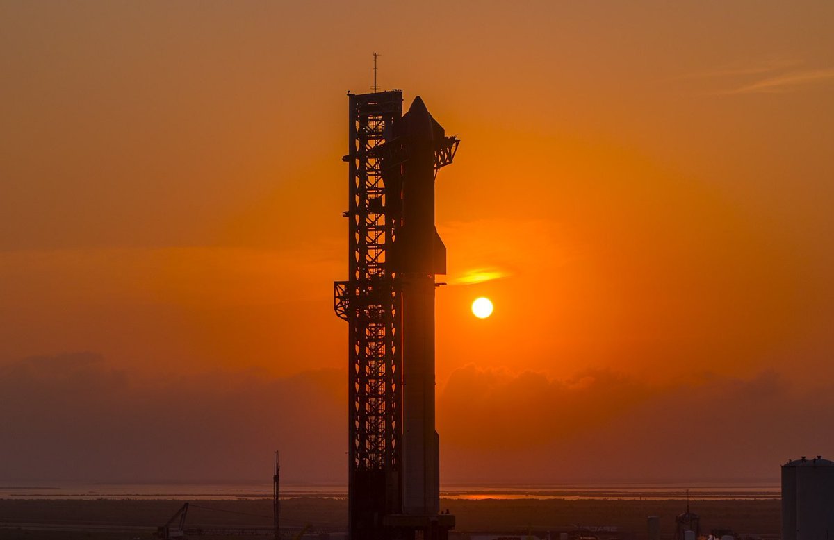 SpaceX reference used for this drawing in 2024.

'VOYAGE'
ink on paper 
Size A4