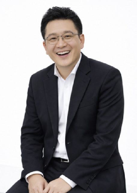 내 예전 증명사진을 대표님이 (마음대로) 스튜디오 프로필 사진처럼 인공지능 툴로 가공해서 얼마 전 회사 홈피에 올린 것을 막 보고는 급성 인지부조화가 와버렸다. 저 어처구니 없는 몸매와 가증스러운 미소라니 ㅋㅋ