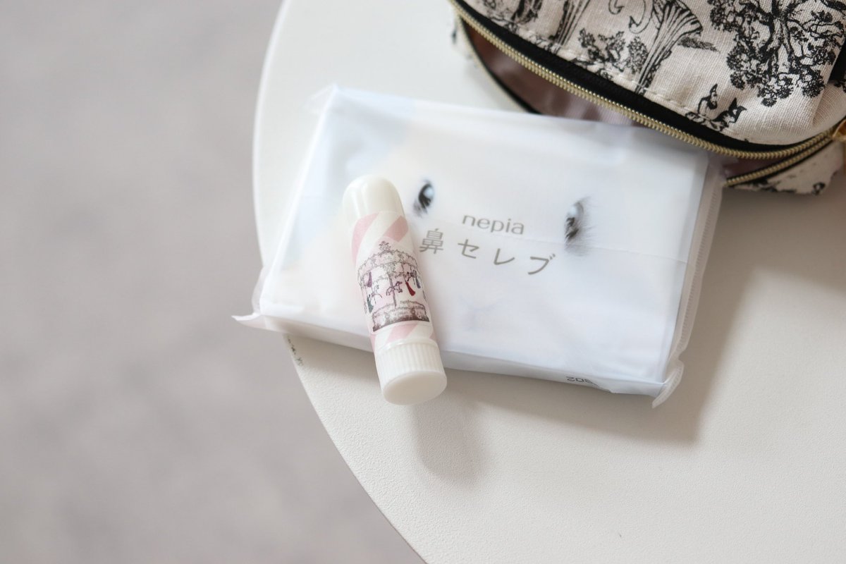 今年も来ました。花粉シーズン。
花粉症対策用のアロマスティックを作製。

Recipe ˗˗˗˗˗˗˗

ラヴィンツァラ 5滴
ユーカリ・ラディアタ 3滴
フランキンセンス 2滴
アロマスティック 1本
˗˗˗˗˗˗˗˗˗˗˗˗˗˗ ✑

香りを嗅ぐときは、キャップを外し先端部分を鼻に近づけ、ゆっくり香りを嗅ぐ。