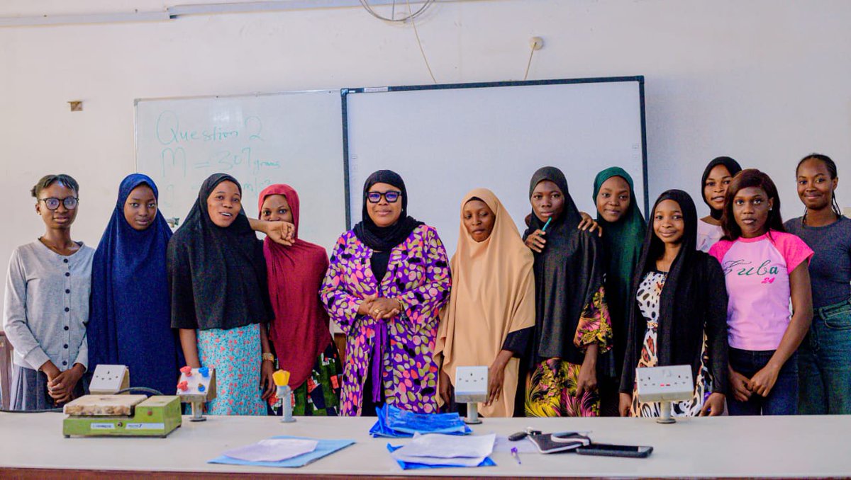 goodluckvictou's tweet photo. This is what showing up looks like.

We had time dedicated to capturing memories just after defending our mini project. #PhysicsUnilorin 
.

.

#Science #LingOrmDiorAW26 #Trending #Unilorin https://t.co/v7SPT2NhMY