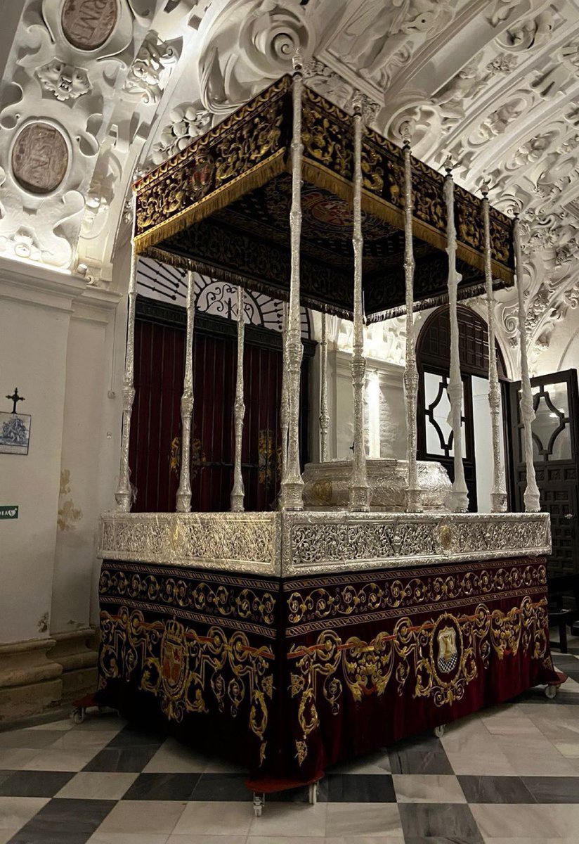 info_cofrade's tweet photo. 🟣 𝐀𝐂𝐓𝐔𝐀𝐋𝐈𝐃𝐀𝐃. El paso de palio de María Santísima de la Victoria ya se alza en la Iglesia de los Terceros. #ColumnayAzotes #VictoriaCigarrera #Cigarreras26 
📸: @ColumnayAzotes https://t.co/KtARSLej7Q