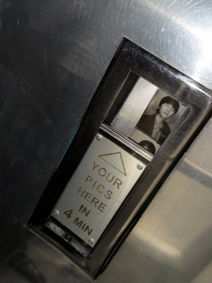 may mailalagay na naman sa likod ng phone case si bff ko