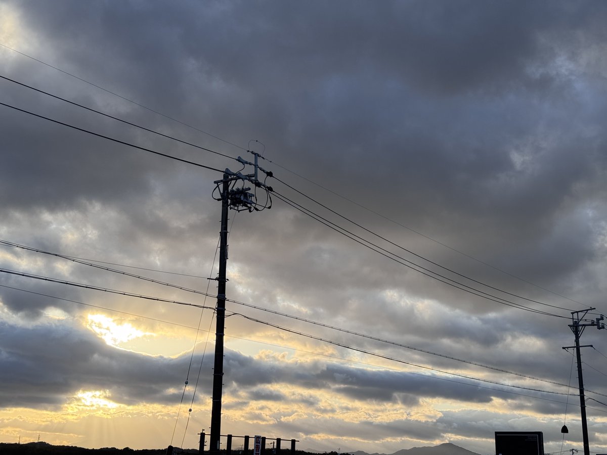 しごおわ〜マジアワ🌆
今日も雲が多いどすなぁ、、
そして風つよしサムです🥶
 #つなカン