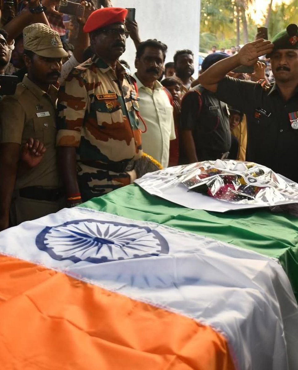 DailyNewNews1's tweet image. 19-year-old Agniveer Sachin Singh from Uttarakhand passed away while serving in Kerala during his line of duty. 🇮🇳
The nation salutes the brave young soldier.
Rest in Peace. 🙏
#SachinSingh #IndianArmy #Agniveer