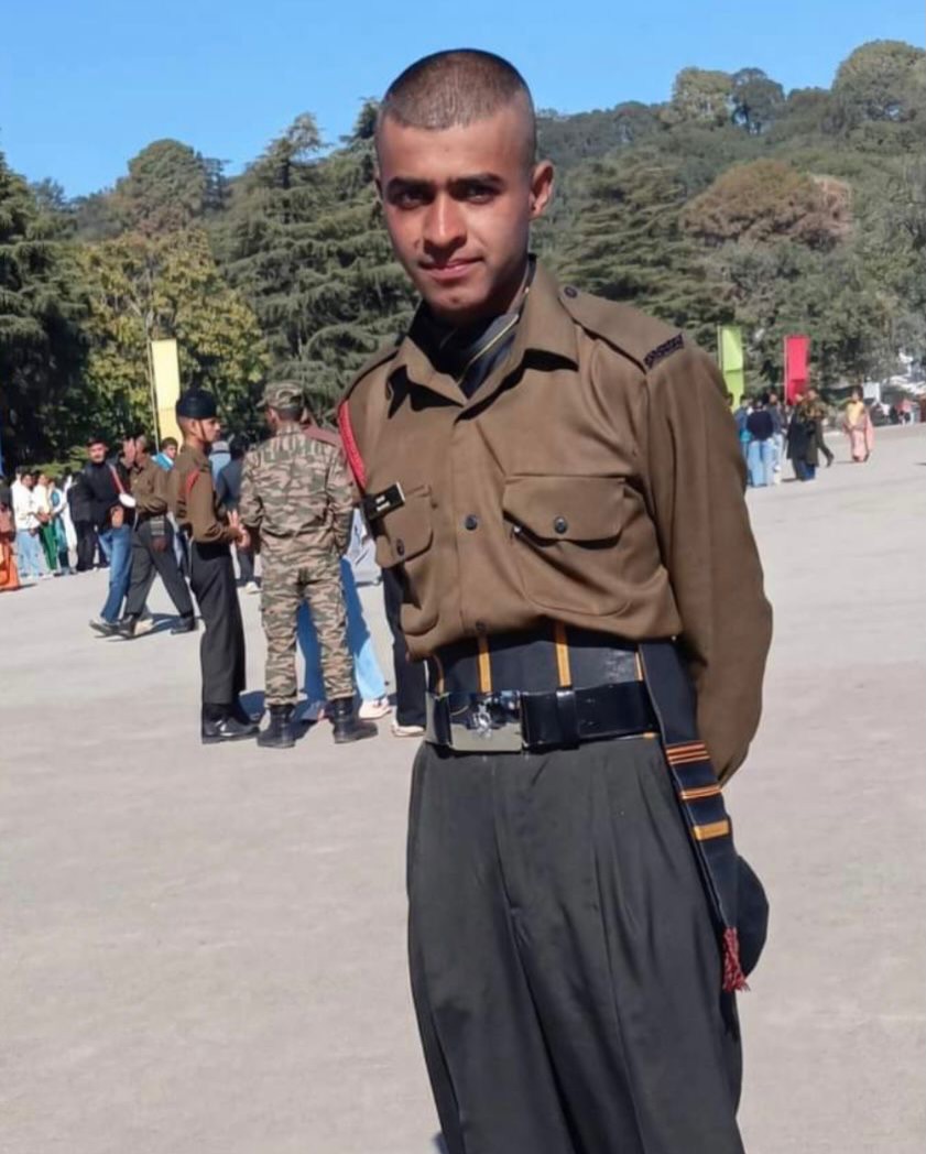 DailyNewNews1's tweet image. 19-year-old Agniveer Sachin Singh from Uttarakhand passed away while serving in Kerala during his line of duty. 🇮🇳
The nation salutes the brave young soldier.
Rest in Peace. 🙏
#SachinSingh #IndianArmy #Agniveer