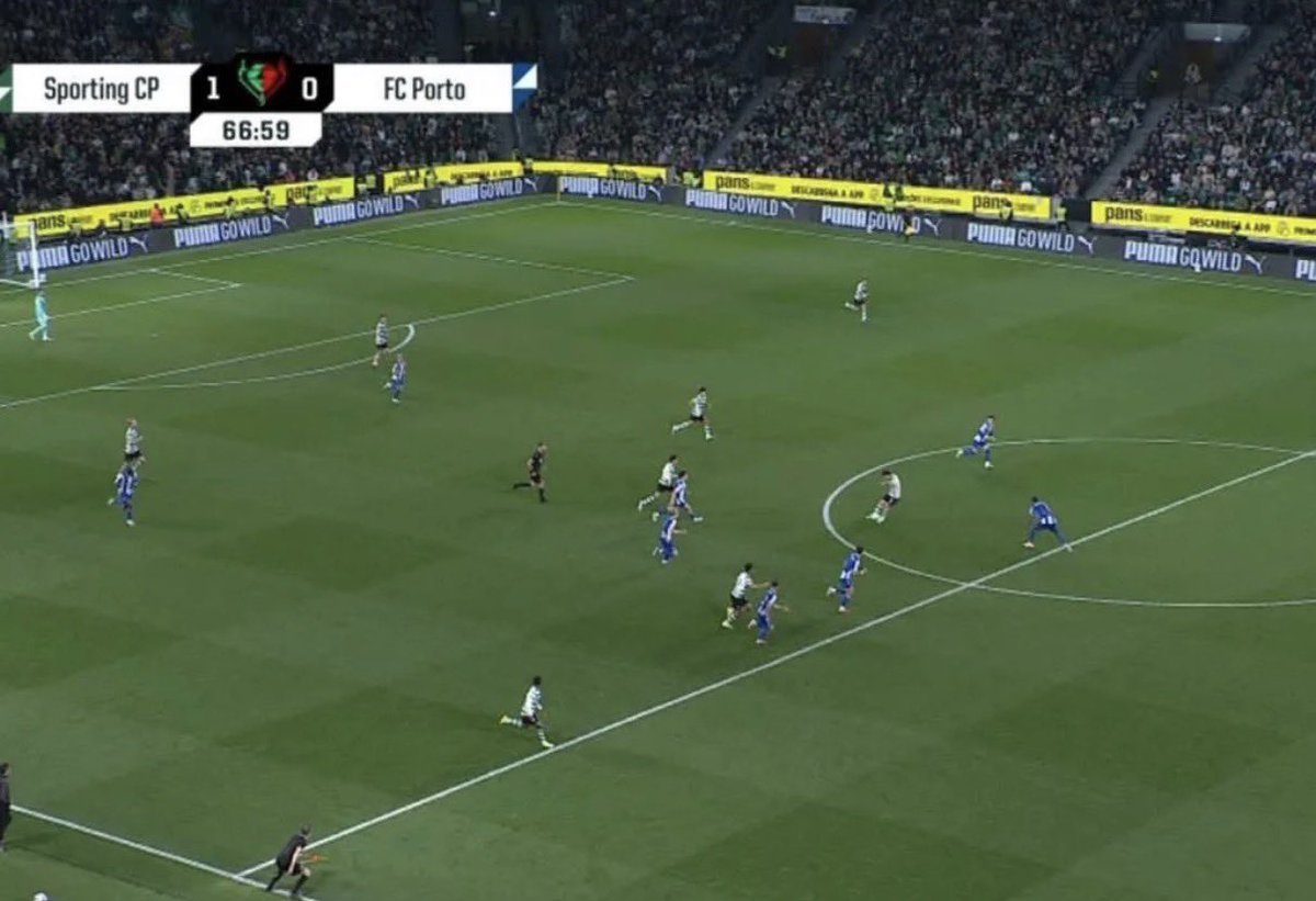 E este lance em que:
• nem é preciso linhas, coincide com o meio campo
• Geny no seu meio campo
• não deixa desenvolver a jogada

O árbitro conseguiu errar tudo 👏