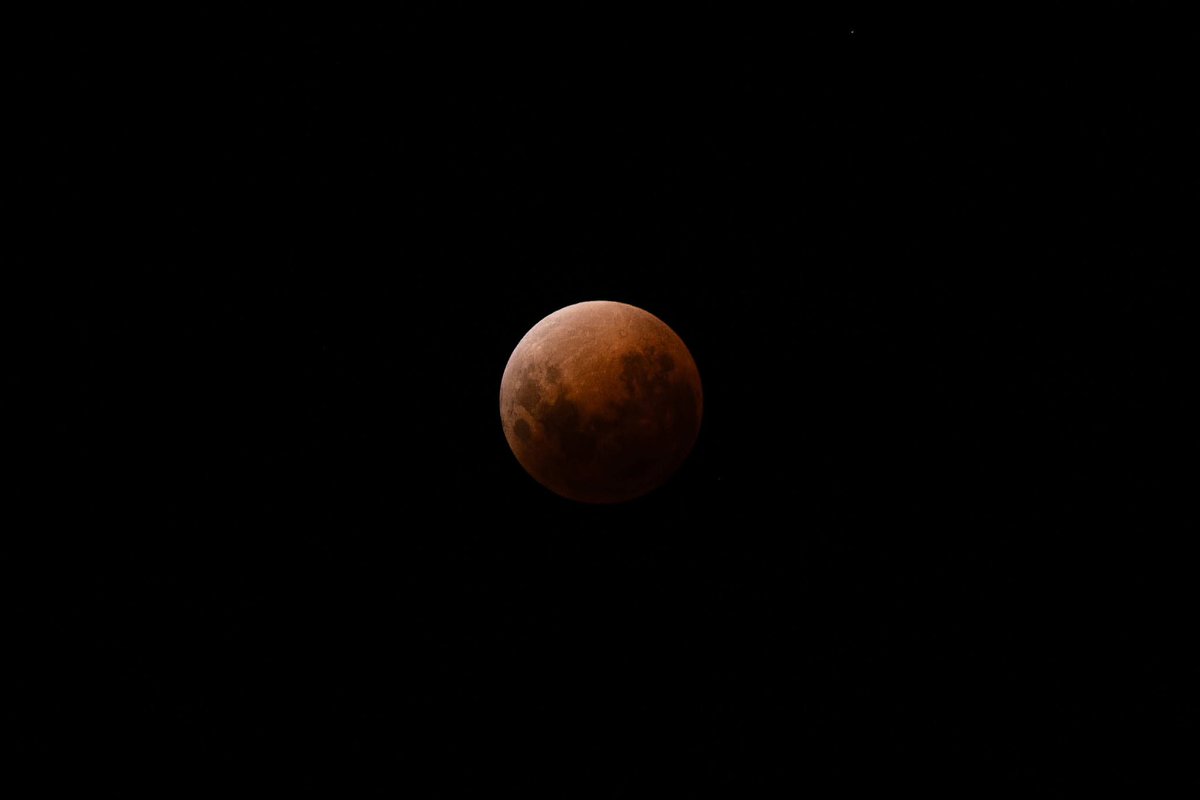kira140's tweet photo. 昨日の皆既月食を息子に撮ってもらった
（左の写真）
右はまだ早い時間の🌕
私の携帯で撮ってるからイマイチだけど😆

#皆既月食2026 #NZ #皆既月食 https://t.co/BEYpeGHw7L