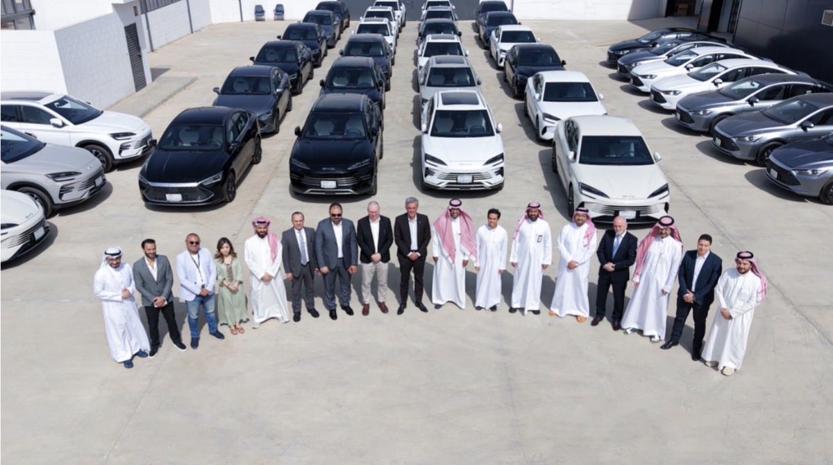 الفطيم BYD السعودية ويـلو Yelo توقّعان مذكرة لإقتناء وتوريد احدث طرازات سيارات BYD لتعزيز التنقل المستدام 🤝🇸🇦  في خطوة استراتيجية تؤكد الالتزام المشترك بتسريع التحول نحو التنقل الهجين 🚗⚡، وقّعت الفطيم BYD السعودية مذكرة تفاهم مع شركة الوفاق لحلول النقل ( يلو )، لدمج مركبات
