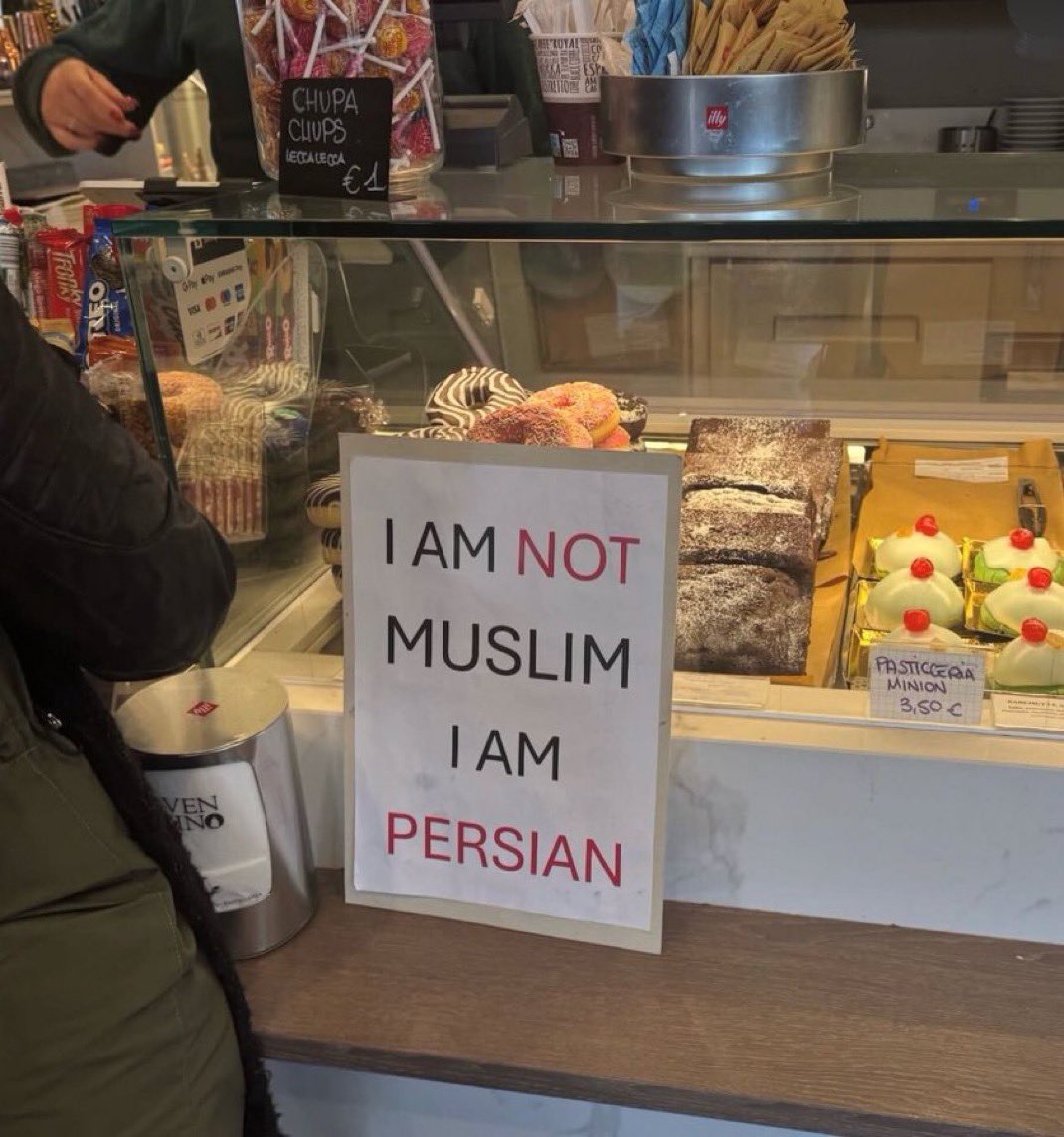 Avrupa’da yaşayan İranlı pastanecinin astığı not:

“Ben müslüman değilim, ben Persliyim”

Tanıdık geldi mi?

Tıpkı içimizdeki “ben müslüman değilim, Türk’üm” diyen şamanist ırkçılar gibi!

Aynı yerden yönetiliyorlar!