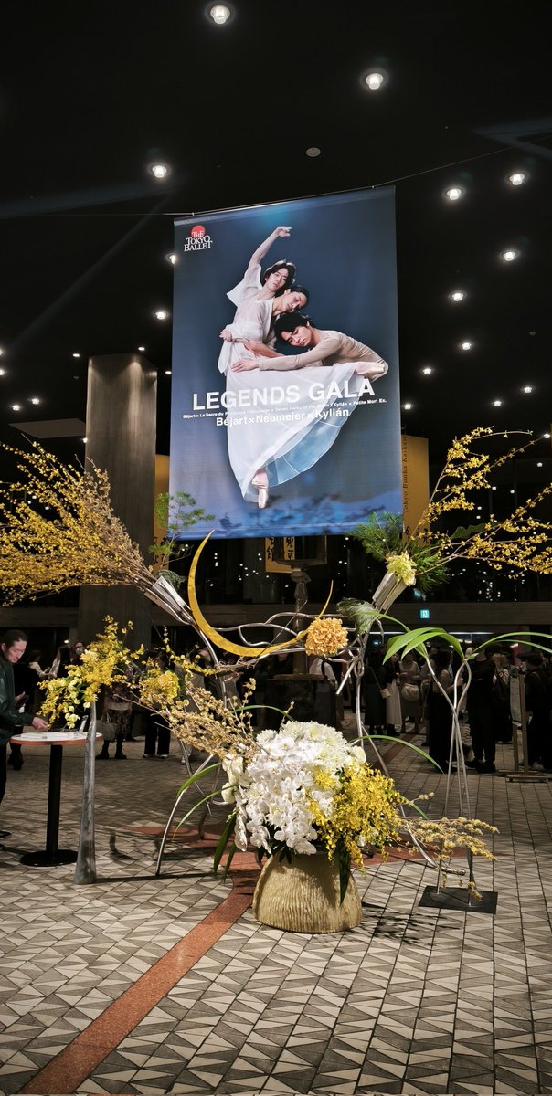 kishidaisuke's tweet photo. 【ダンス三昧の週末】LEDGENS GALA（バレエ）鑑賞と、MDC（メグロダンスコネクション）へ。今般のバレエ興行はインフルの猛威との闘いだったそう！ダンス仲間談。出演想定ダンサーの半分が罹患したものの、本番はレジェンズ！！
    写真は、踊らないチビ介と、踊りたいオヤジ。父母はダンスが出会い。 https://t.co/av5hb7DmOc