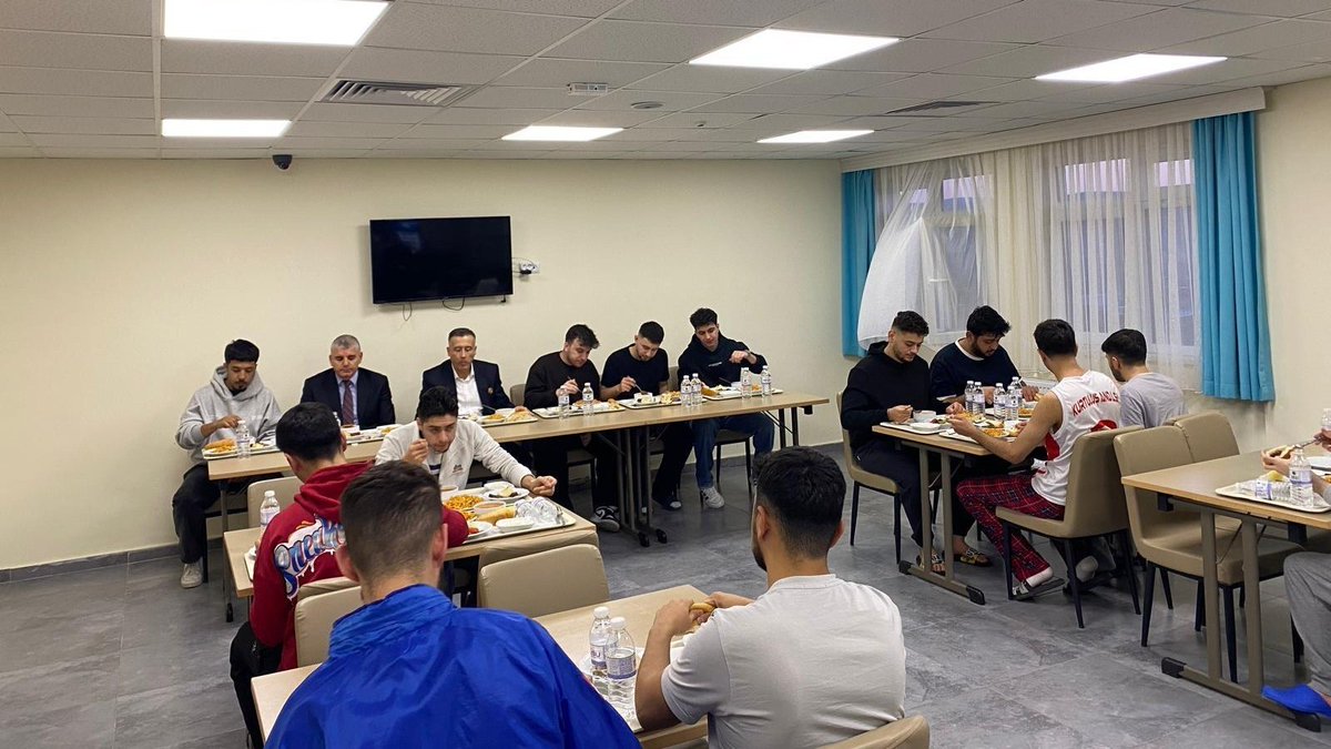 AnkaraKYGM's tweet photo. Ayaş Kaymakamı Muharrem Eligül, 

📍Ayaş Yurdu’nda düzenlenen iftar programında öğrencilerimizle bir araya geldi.

Ramazan ayının paylaşma, dayanışma ve kardeşlik ruhunun hissedildiği bu anlamlı akşamda, aynı sofranın etrafında buluşmanın mutluluğu yaşandı. 🌙 https://t.co/50nbM16P2t