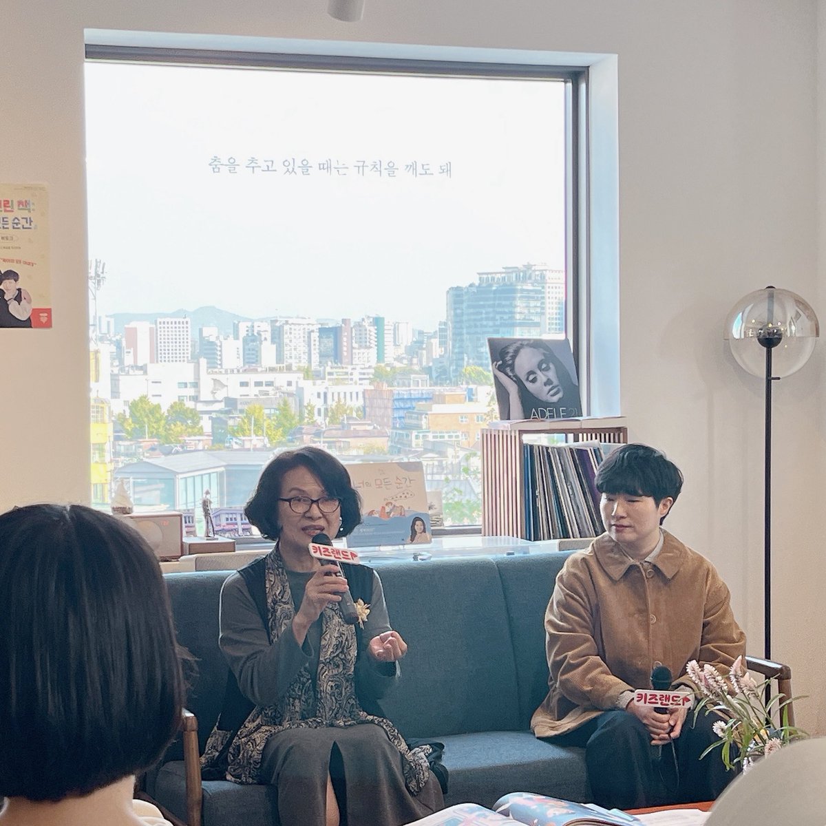 beyourpoem's tweet photo. 사실 1권이 나오기 전 실체도 없는 이 기획을 받아주신 건 김하나 작가님과 kimtolkong 이옥선 작가님이셨다. 이 모든 기획의 시작은 빅토리 노트에서 시작되었기 때문에 꼭 출간 기념 북토크에 모시고 싶었고, 흔쾌히 허락해주셨다. 그들이 없었다면 함께 그린 책은 아마 지속되지 못했을 거다. https://t.co/u8mezSLcI9